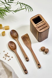 Hermia Juego de Utensilios y Soporte de Madera de Acacia de 4 Piezas